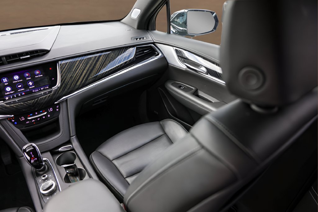 Certified 2025 Cadillac XT6 Premium Luxury FWD image 30