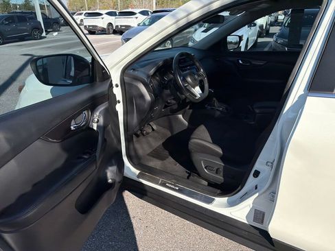 Used 2018 Nissan Rogue SV image 13