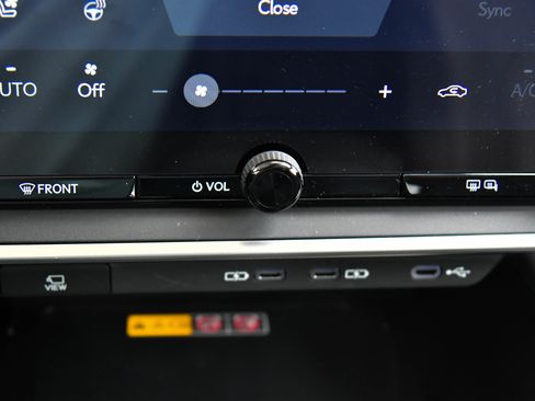 Used 2024 Lexus RZ 300e Premium image 33