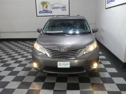Used 2017 Toyota Sienna XLE Premium AWD/4WD image 3
