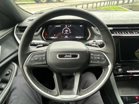 New 2025 Jeep Grand Cherokee Altitude image 11