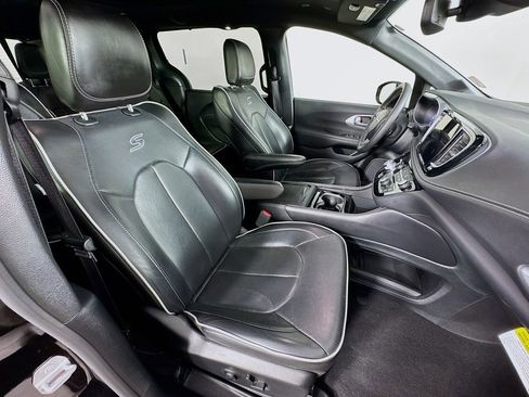 Used 2025 Chrysler Pacifica Limited FWD image 32