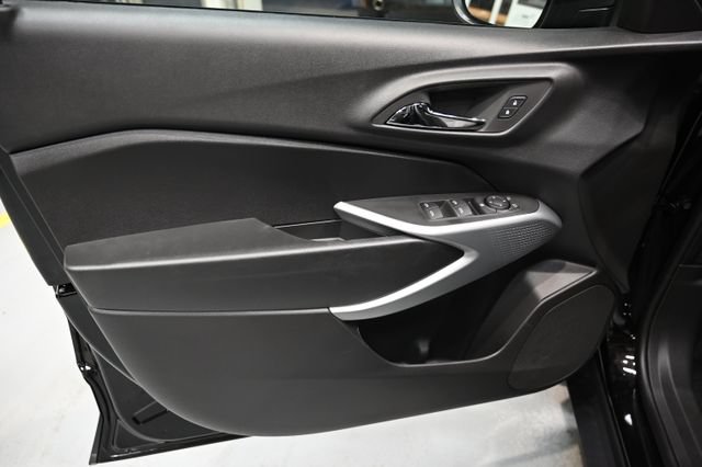 New 2026 Chevrolet Trax RS w/ Sunroof Package FWD image 28