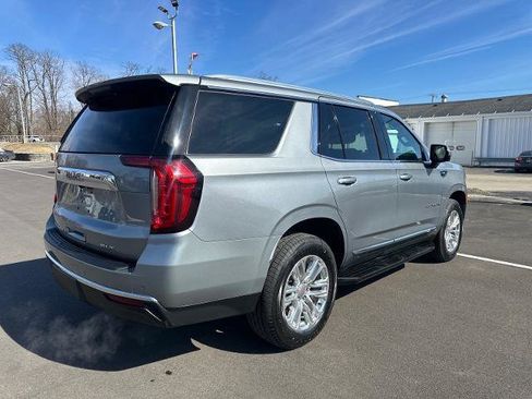 Used 2023 GMC Yukon SLT w/ SLT Premium Package image 5