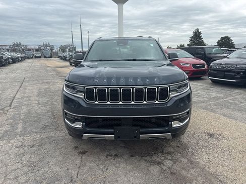 Used 2023 Jeep Wagoneer Series III w/ Premium Group I AWD/4WD image 2