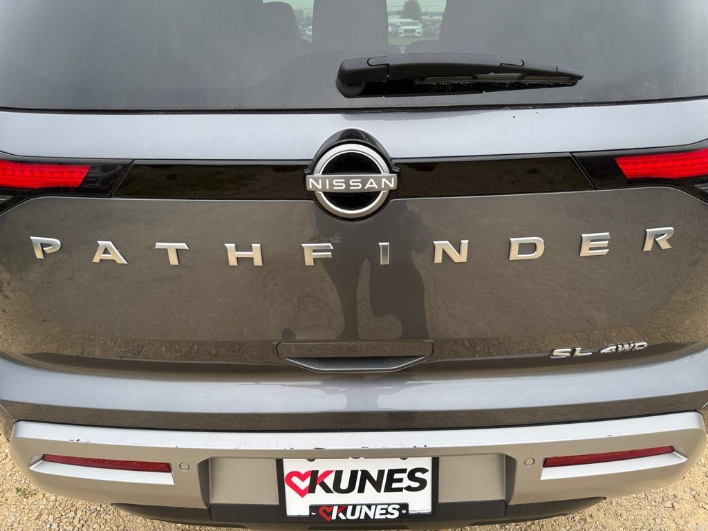 Used 2025 Nissan Pathfinder SL AWD/4WD image 45