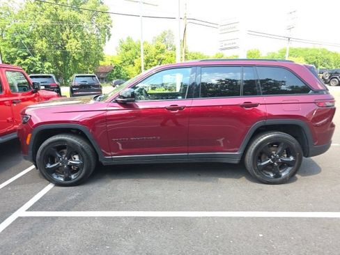 Used 2023 Jeep Grand Cherokee Limited w/ Black Appearance Package AWD/4WD image 2