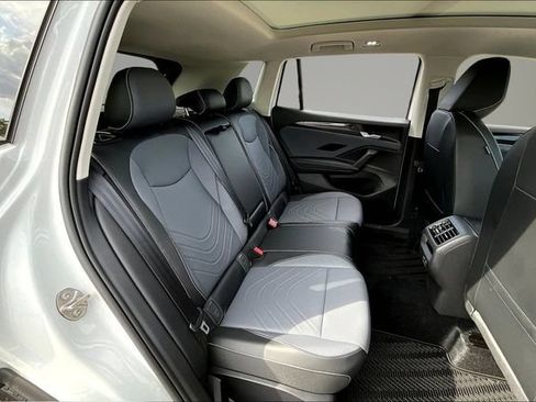 New 2026 Volkswagen Tiguan SE FWD image 10