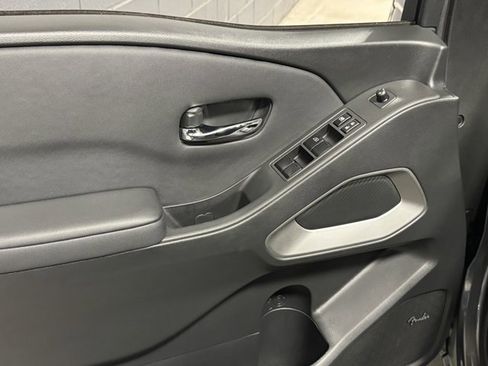 Used 2024 Nissan Frontier SL w/ Technology Package image 21