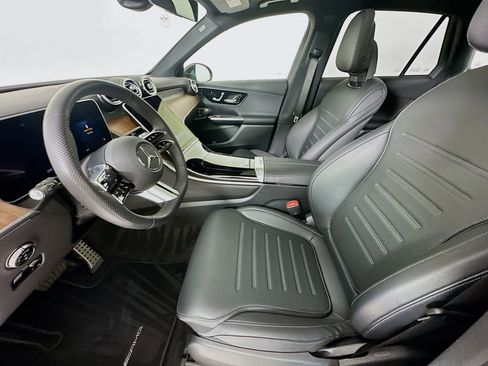 Used 2025 Mercedes-Benz GLC 300 4MATIC image 23
