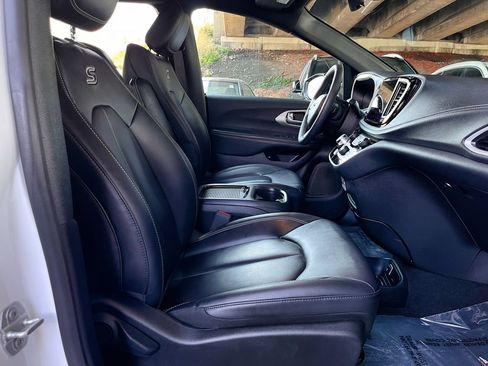 Used 2024 Chrysler Pacifica Limited FWD image 18