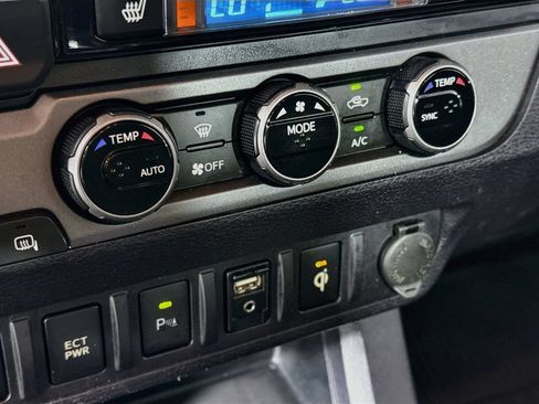 Used 2017 Toyota Tacoma TRD Off-Road w/ Premium & Technology Package AWD/4WD image 15