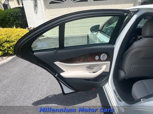 Used 2019 Mercedes-Benz E 300 4MATIC image 28