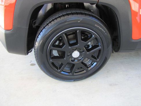 Used 2020 Jeep Renegade Latitude w/ Popular Equipment Group image 26