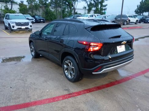 Used 2025 Chevrolet Trax LT w/ LT Convenience Package FWD image 8