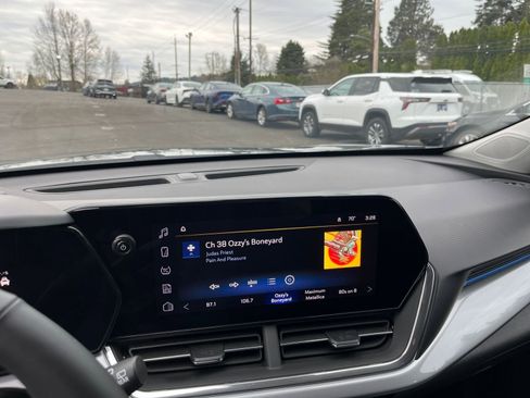 Used 2025 Chevrolet Trax LT w/ LT Convenience Package image 17