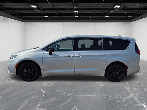 Used 2024 Chrysler Pacifica Touring-L FWD image 2