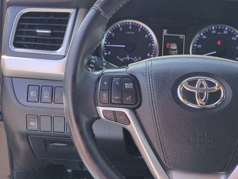 Used 2019 Toyota Highlander Plus AWD/4WD image 18