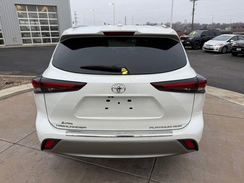 Used 2024 Toyota Highlander Platinum image 11