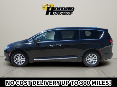 Used 2020 Chrysler Pacifica Touring-L FWD image 2