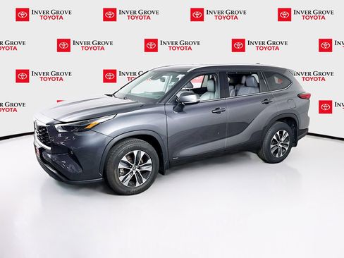 Used 2022 Toyota Highlander XLE AWD/4WD image 1