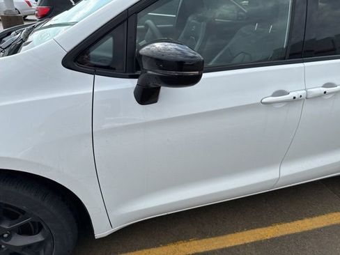 Used 2025 Chrysler Pacifica Limited image 31