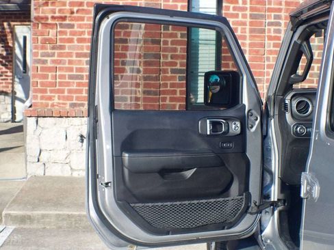 Used 2018 Jeep Wrangler Unlimited Sahara image 20