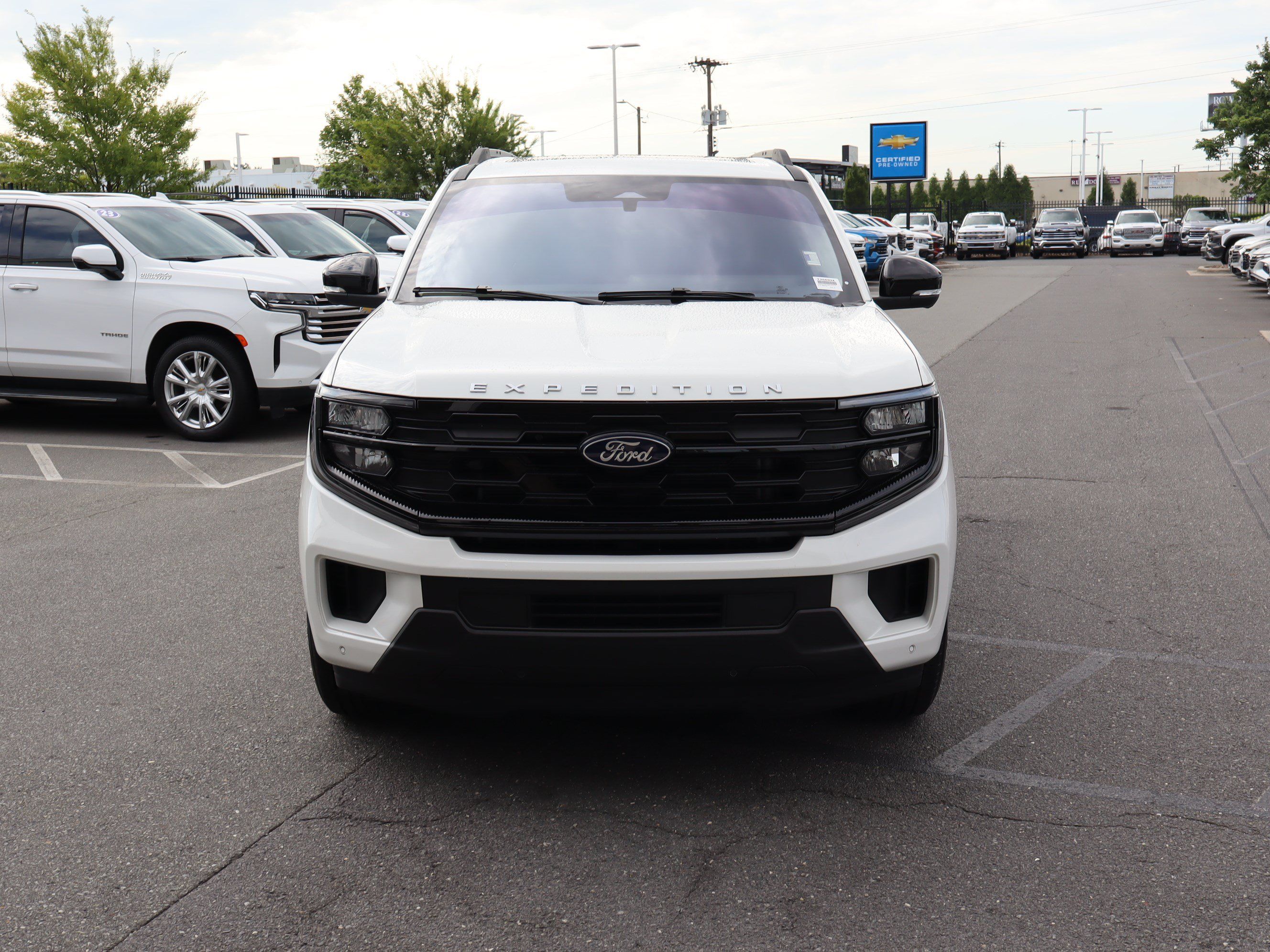 Used 2025 Ford Expedition Active RWD image 3