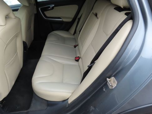 Used 2017 Volvo V60 T5 Cross Country w/ Convenience Package image 8