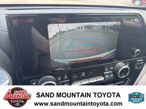 Used 2024 Toyota Highlander XLE AWD/4WD image 25