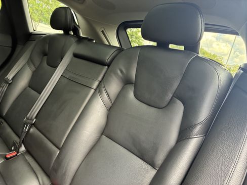 Used 2019 Volvo XC60 T5 Momentum w/ Multimedia Package AWD/4WD image 12