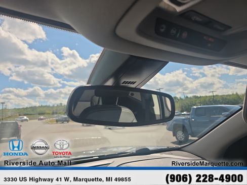 Used 2021 GMC Acadia SLT w/ Technology Package AWD/4WD image 19