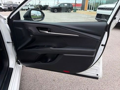 Used 2025 Toyota Camry LE image 27