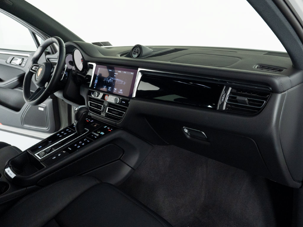 Certified 2026 Porsche Macan Turbo AWD/4WD image 38