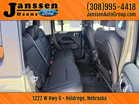 Used 2025 Jeep Wrangler Unlimited Rubicon w/ Convenience Group AWD/4WD image 18