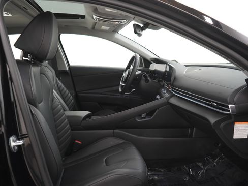 Certified 2025 Hyundai Elantra Limited FWD image 11