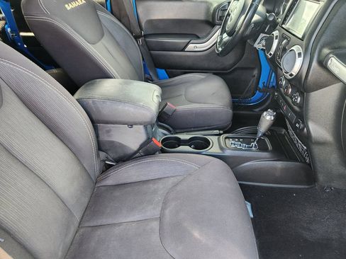 Used 2015 Jeep Wrangler Unlimited Sahara AWD/4WD image 17