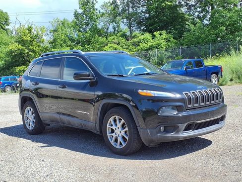 Used 2018 Jeep Cherokee Latitude FWD image 3