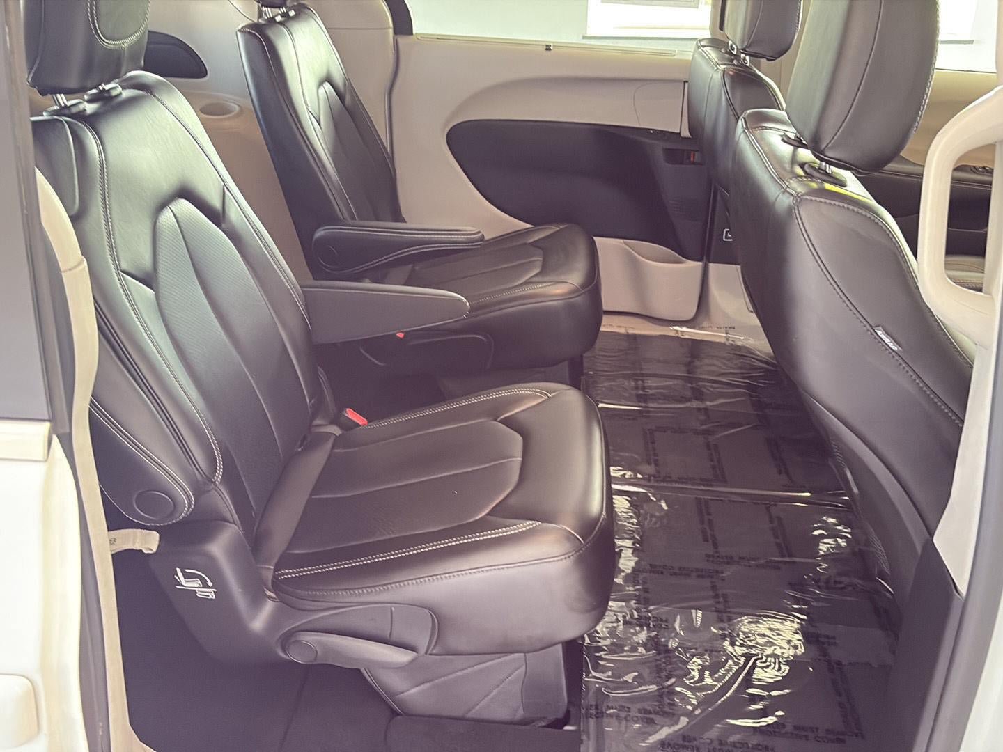 Used 2023 Chrysler Pacifica Touring-L FWD image 10