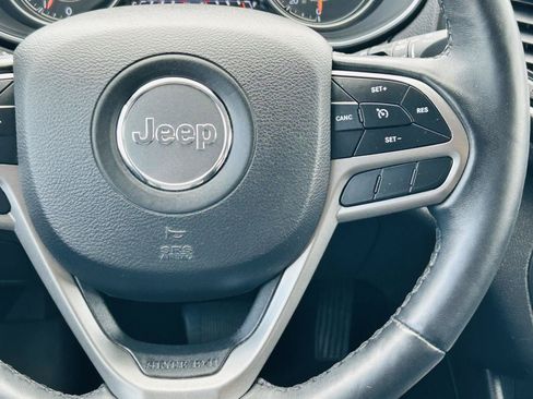 Used 2019 Jeep Cherokee Limited AWD/4WD image 16