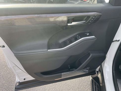 New 2025 Toyota Highlander Platinum image 28