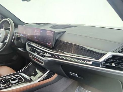 Used 2025 BMW X7 M60i image 22
