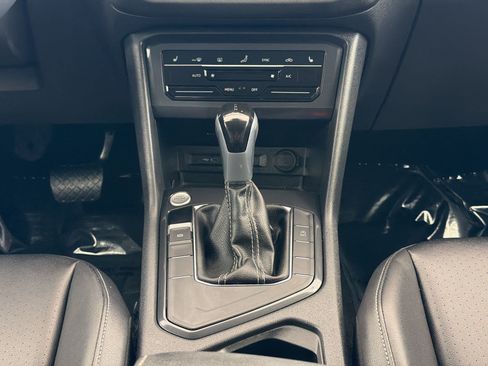 Used 2024 Volkswagen Tiguan SE FWD image 18