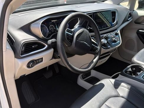 Used 2024 Chrysler Pacifica Touring-L FWD image 7