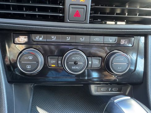 Used 2021 Volkswagen Jetta SE w/ SE Cold Weather Package image 19