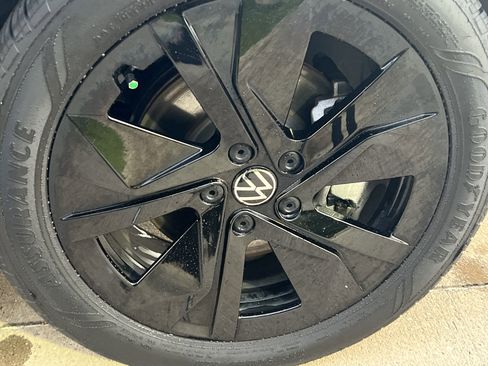 Certified 2025 Volkswagen Taos SE image 12