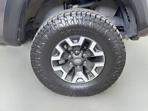 Used 2019 Toyota Tacoma TRD Off-Road w/ Technology Package AWD/4WD image 26