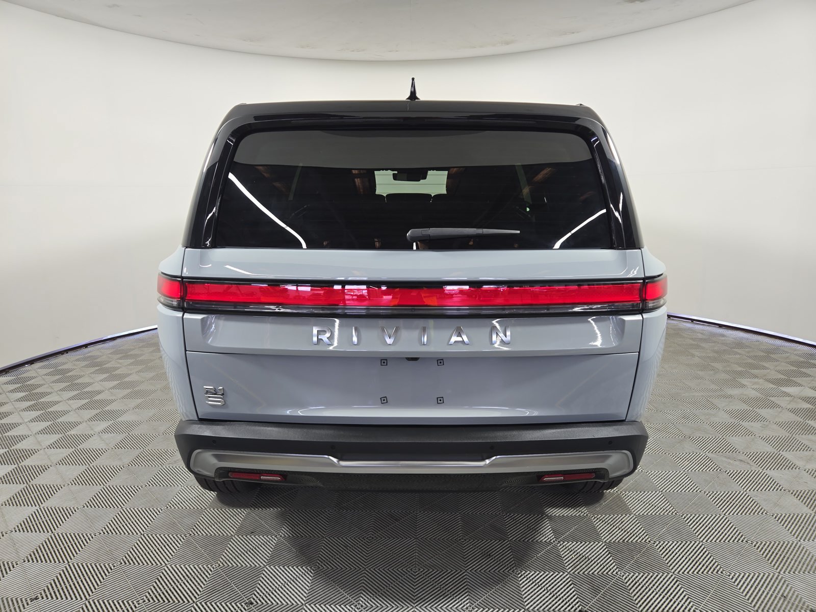 Used 2025 Rivian R1S Adventure Dual AWD/4WD image 4