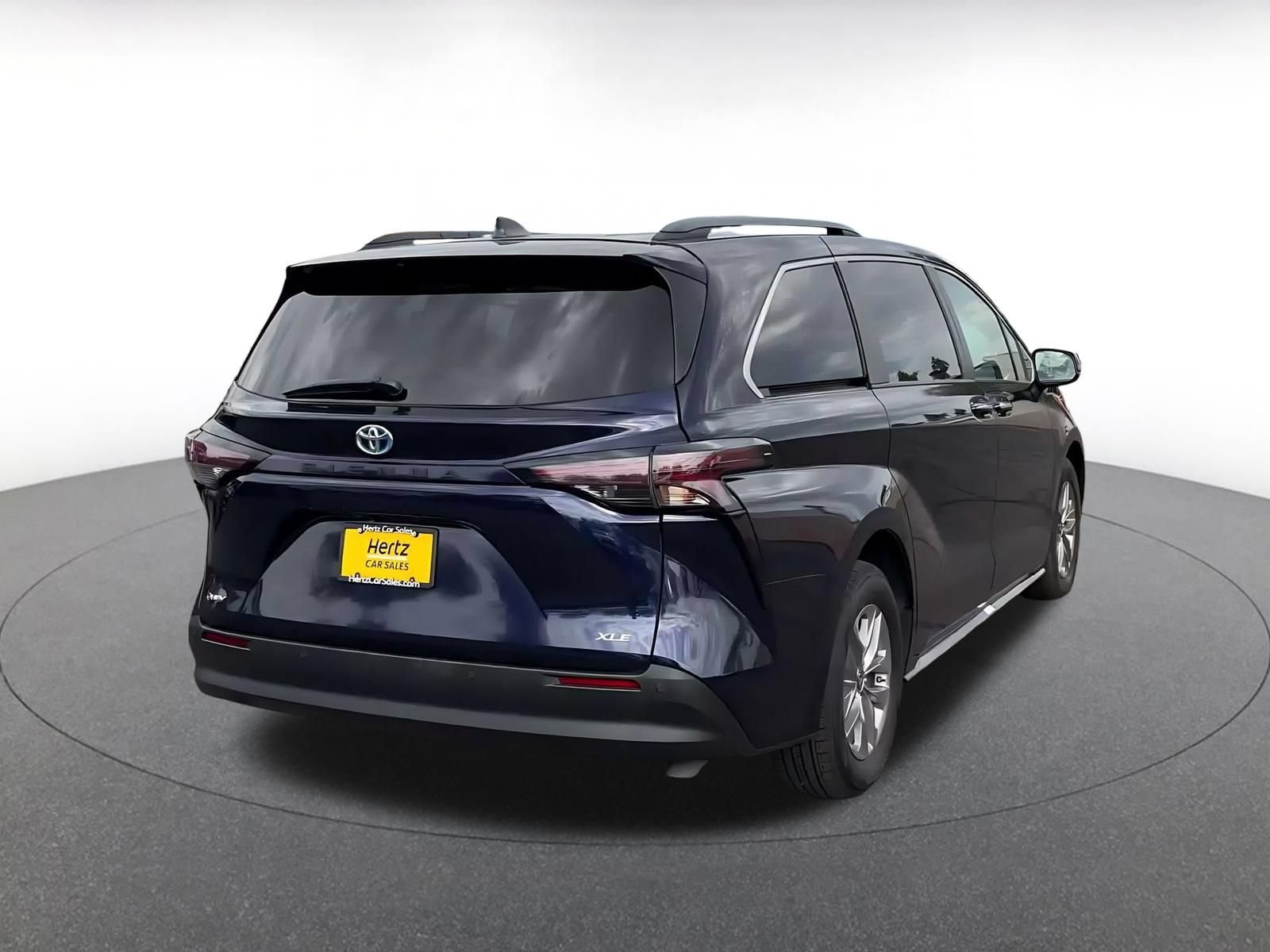 Used 2025 Toyota Sienna XLE FWD image 13