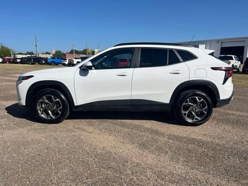 Used 2025 Chevrolet Trax LT FWD image 4